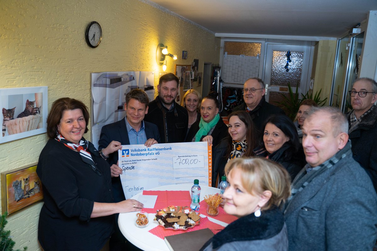 ZeitlerBenjamin's tweet photo. 🐱 Spendenübergabe an das Tierheim Weiden🐕
Ich und die CSU stehen gemeinsam hinter den Neubauplänen und dem Tierschutzverein und symbolisierten dies mit einem Scheck in Höhe von 750 Euro.🐶🐱 https://t.co/dpd6aWZoPz