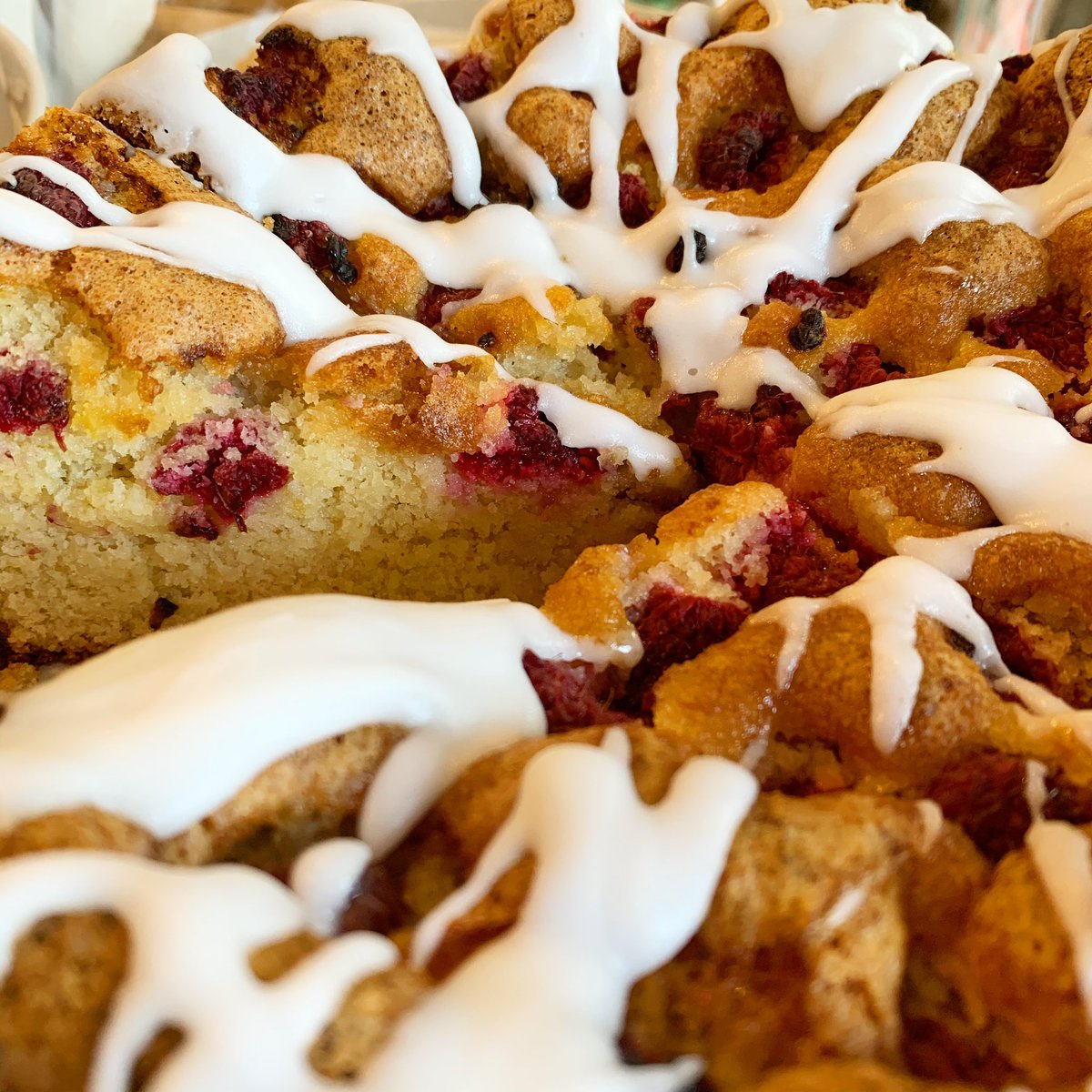 cavickhousefarm's tweet photo. Raspberry & Lemon Cake for a sunny Wednesday at the Hen House β’ no gluten β’ no dairy β’ no soya but yummy! #allergyfriendly #henhouse #coffeetime #lemonandraspberry #morningcoffee #sunsout #teamcavick https://t.co/sgRFMFqMHL