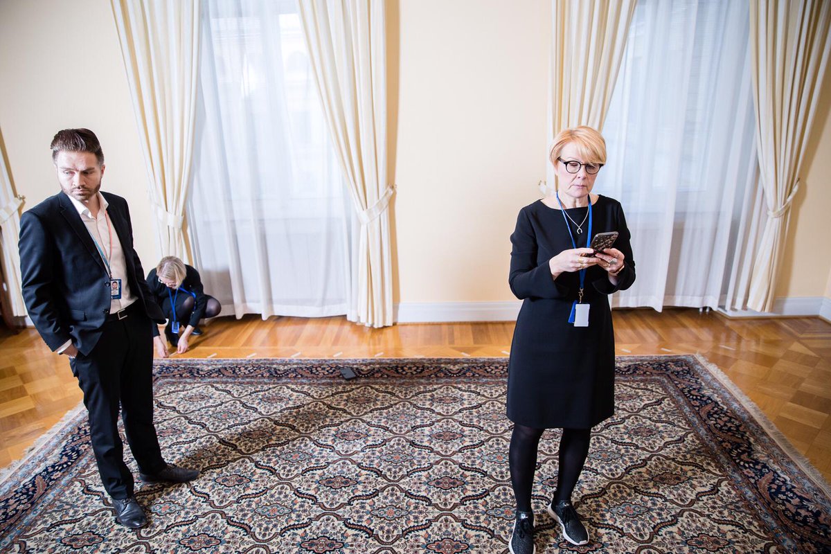 valtioneuvosto's tweet photo. Making of Itsenäisen Suomen 76. hallituksen, @MarinSanna'n hallituksen nimityspäivän potretti. 🇫🇮
#Viestintä | #Hallitus | #Valtiollatöissä https://t.co/qhzLb9s7X8