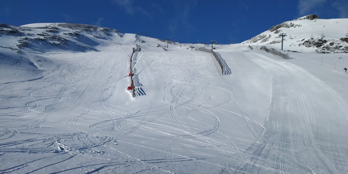SosVPajares's tweet photo. Luce el sol en @VPajaresOficial 
Esperamos que el futuro se aclare como el día de hoy y lleguen las inversiones. #SOSValgrandePajares #inversionesya #asturias #esqui #ski #snow #winter https://t.co/6bW1l4gnbg