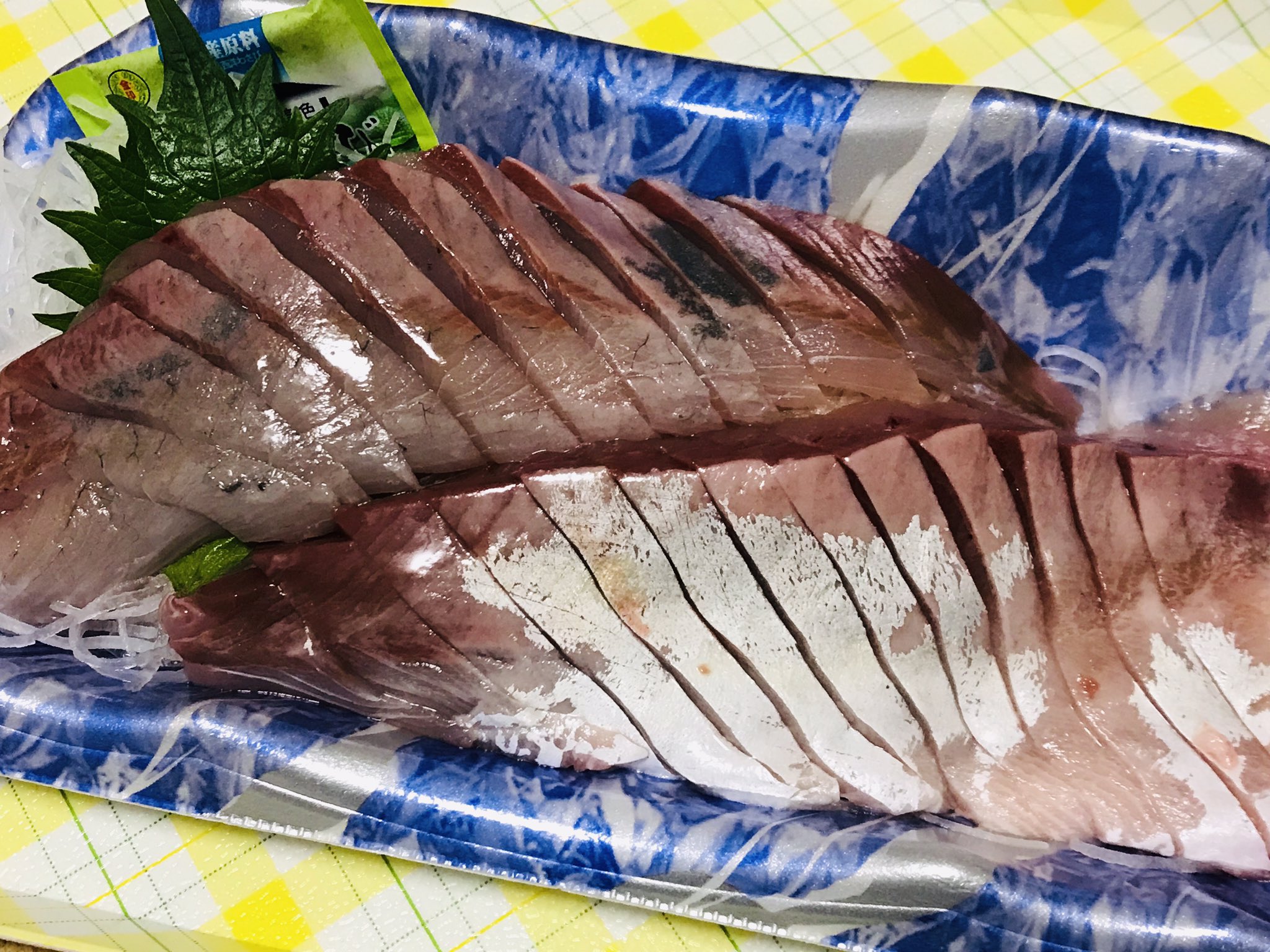 めいどん 夕食 フクラギ 昨日 ボーナスが入ったので 今夜は 贅沢に お刺身 って フクラギ 半額で 0円だけど 最近 スーパーに行くと 生きた蟹が並んでいるけれど この蟹 裏になってるけど 表にしたら 逃げていくのかな と ばかなことを考えて