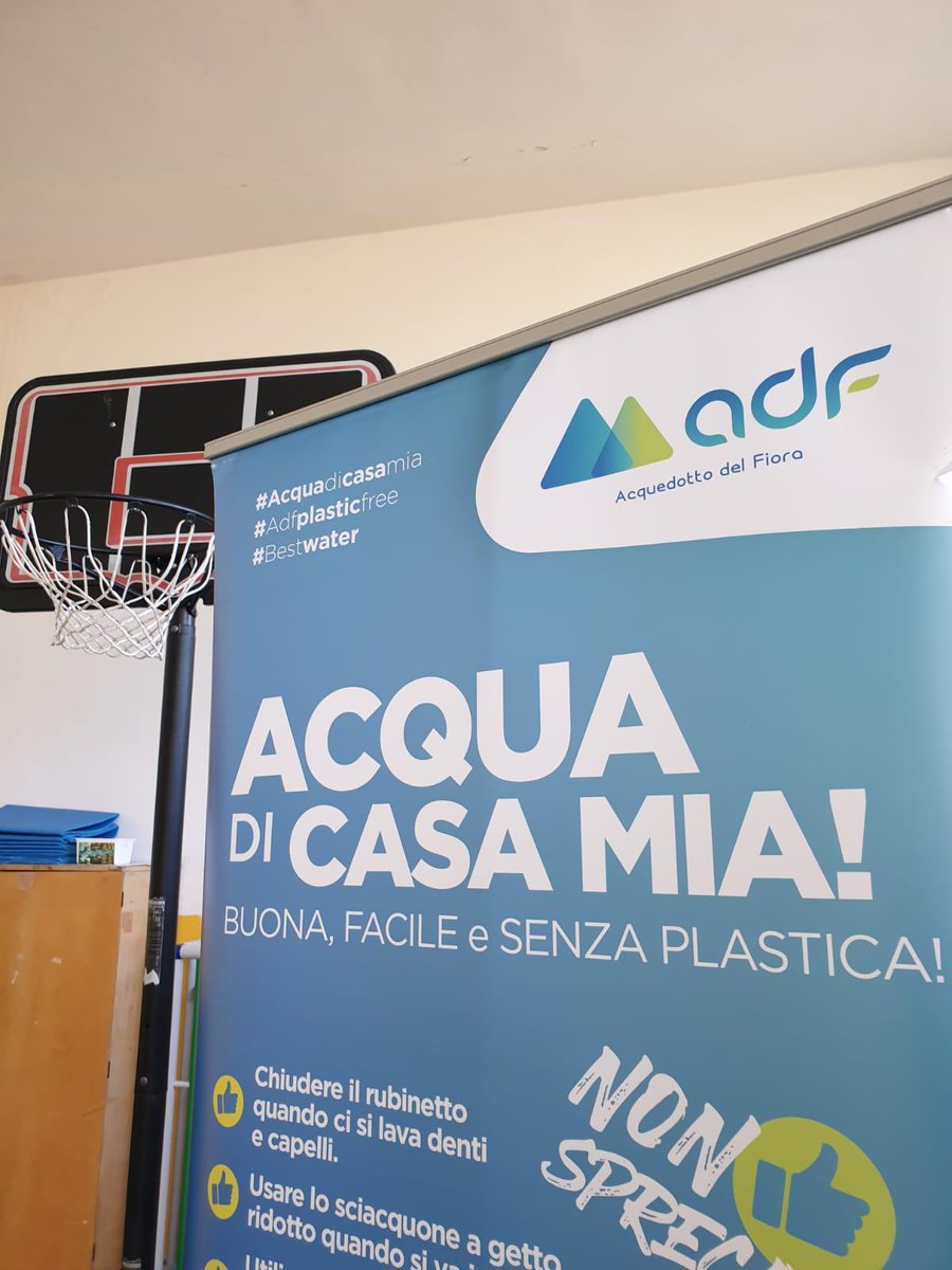 E' partita dalla scuola primaria di Serre di #Rapolano la consegna delle borracce per il progetto #AcquadiCasaMia, promosso da <a href="/AcquedottoFiora/">Acquedotto Fiora</a> e dai Comuni membri. La consegna continuerà nelle prossime settimane nelle classi prime della scuola media ➡️ bit.ly/BorracceAcquad….