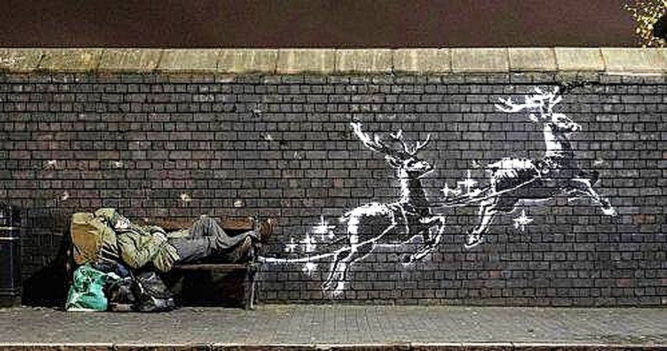 Un senzatetto diventa Babbo Natale, la panchina che usa per dormire... la sua slitta.
Questo murales di Bansky è comparso pochi giorni fa a Birmingham nel Regno Unito.
In un attimo il nostro punto di vista su quel clochard cambia. Questa è l'arte.
#bansky #clochard #cattelan