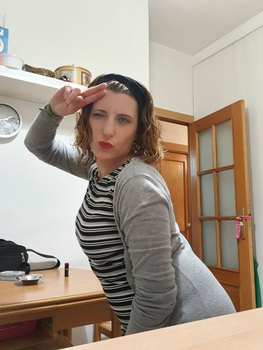 ikbenhamza's tweet image. Oké, dus: tijdje geleden is mijn gsm gestolen geweest op een feestje. Nu krijg ik af en toe foto's in mijn gallerij van deze vrouw, who is living her best life. 

Ik gun haar zeker haar selfies, maar moest iemand deze persoon kennen, aarzel dan zeker niet om mij te contacteren!