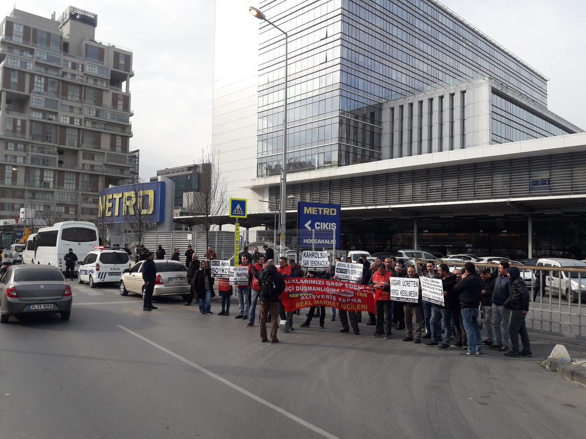 Nakliyatsendika's tweet photo. Kağithane Metro önünde polis yoğun güvenlik önlemi almış durumda. Baskılar bizi yıldıramaz. #realişçilerikazanacak #makroişçilerikazanacak https://t.co/Qa90SZgudR