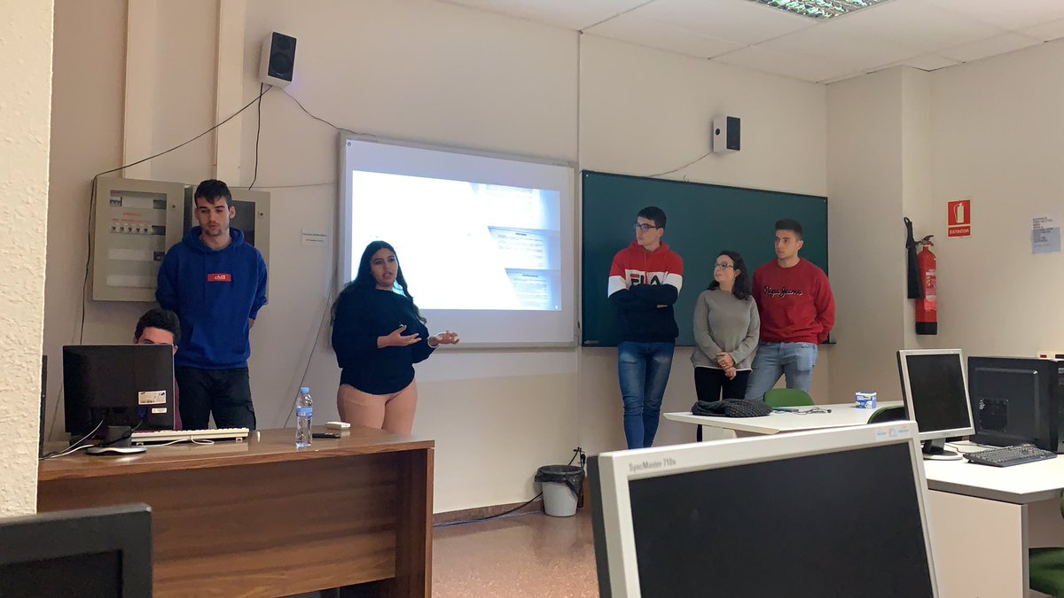 rociovazpri06's tweet photo. Empezamos las exposiciones de TIC #primubu19 @aitorubu01 @edu15perez @alvaroubu1 @diegoubu1 @zd_asmaa https://t.co/tM6j06jt6N