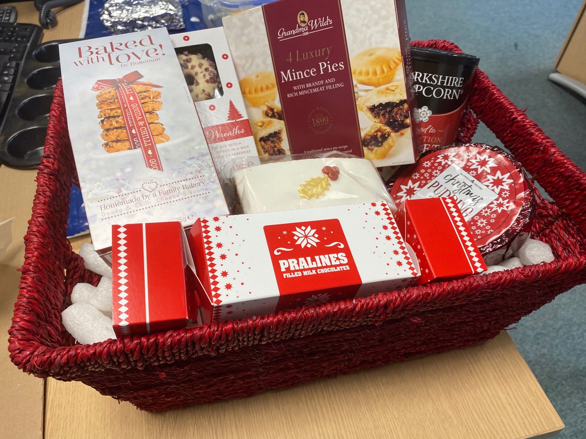 Thank you so much for Xmas treats <a href="/luke_ellis_uk/">Luke Ellis</a> and team at 
 <a href="/wolterskluweruk/">Wolters Kluwer Tax & Accounting UK</a> - the team <a href="/Ellacotts/">Ellacotts</a> will enjoy! 😀