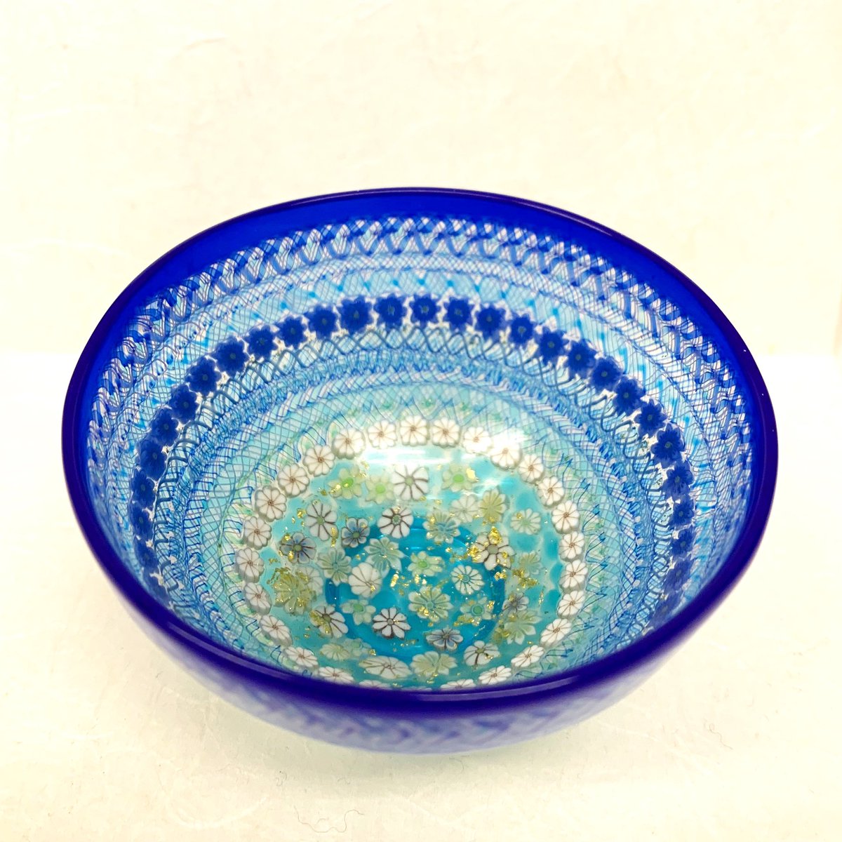 bow5tsu3cla1's tweet photo. みがきました。冷酒杯。花を呑む。
#rampwork 
#coreglass 
#コアガラス https://t.co/JTZXyBVxVU