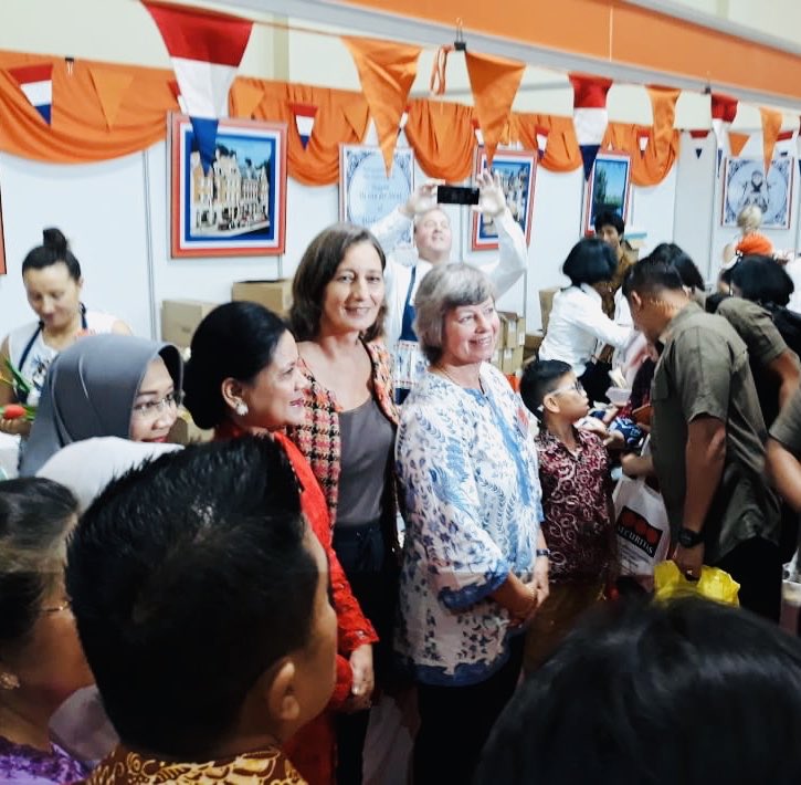 AStoiosbraken's tweet photo. 2019 edition of the WIC bazaar- Thank you @IrianaWidodo for visiting the popular #Dutch stand- The proceeds of the sale of products like #cheese, #speculaas, #haagsehopjes, #dropjes will go to #Indonesian charities. And thank you 2 the volunteers behind the stand! @NLinIndonesia https://t.co/5zippZ9M7K