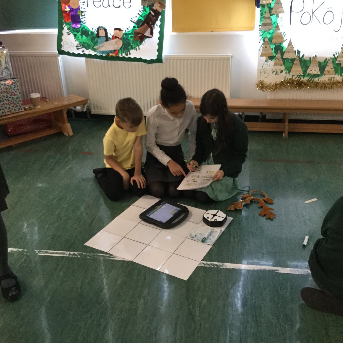 MrsGillespie6's tweet image. Miss Gladwell came to teach us about coding today. We were problem solving using the computers and rooting robots. Lots of skills learned and lots of fun too! @CodingKps @KnightsridgePr1 #HourOfCode