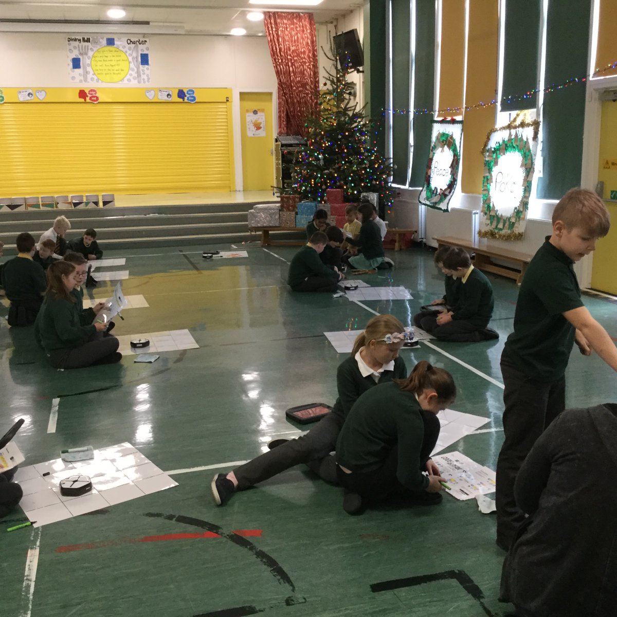 MrsGillespie6's tweet image. Miss Gladwell came to teach us about coding today. We were problem solving using the computers and rooting robots. Lots of skills learned and lots of fun too! @CodingKps @KnightsridgePr1 #HourOfCode