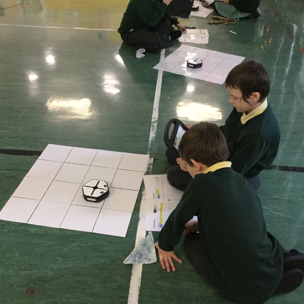 MrsGillespie6's tweet image. Miss Gladwell came to teach us about coding today. We were problem solving using the computers and rooting robots. Lots of skills learned and lots of fun too! @CodingKps @KnightsridgePr1 #HourOfCode