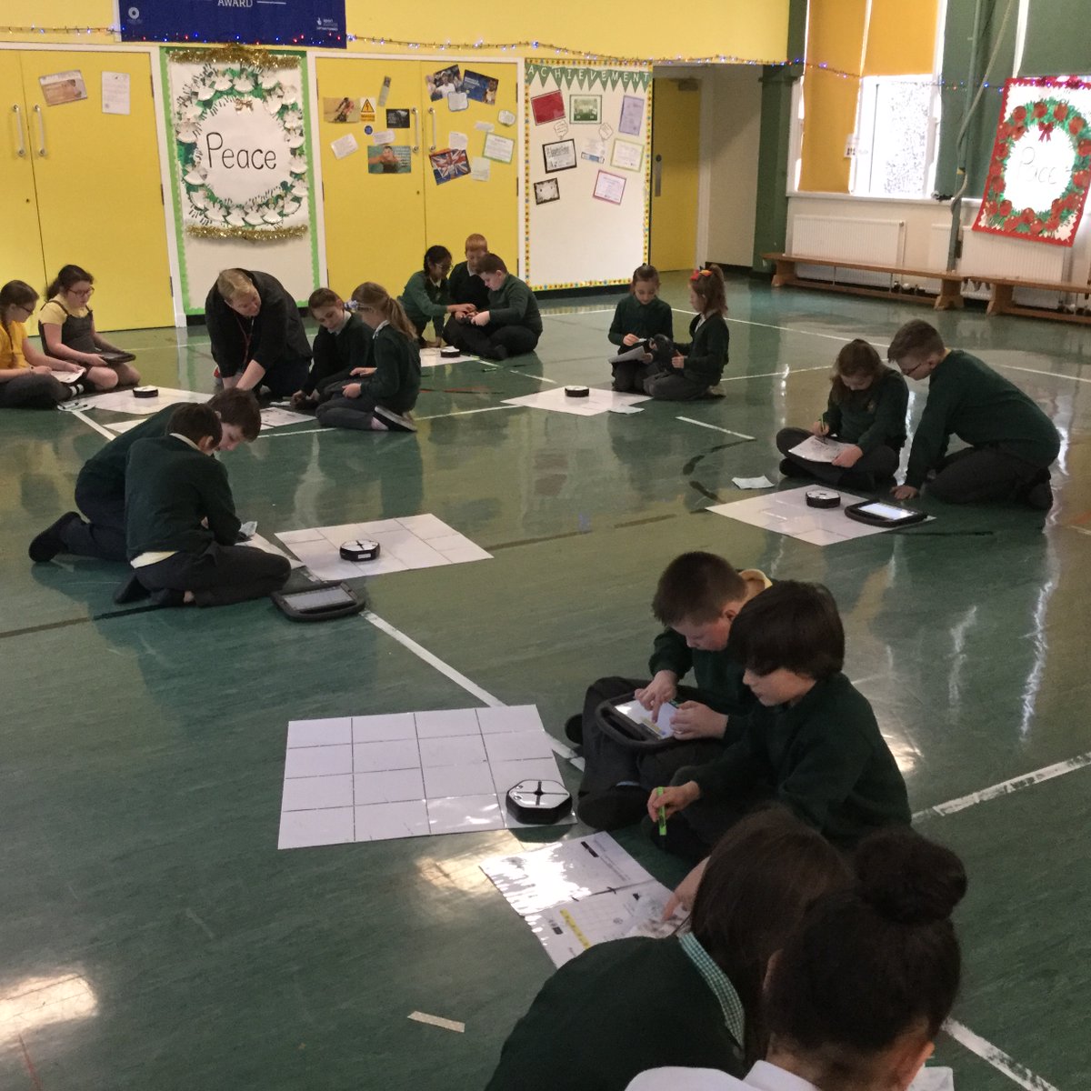 MrsGillespie6's tweet image. Miss Gladwell came to teach us about coding today. We were problem solving using the computers and rooting robots. Lots of skills learned and lots of fun too! @CodingKps @KnightsridgePr1 #HourOfCode