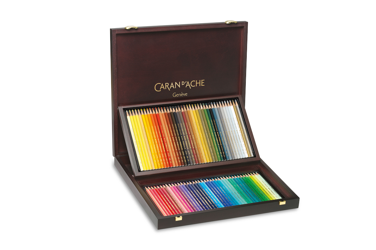 burosuisse's tweet photo. Steigen Sie hier ein in die unendliche Welt der bunten Stifte von @Caran_dAche mit der speziellen Neuheit: das praktische Prismalo®-Set «Bicolor» mit 10 Stiften und 20 Farben! Auf dem Bild die edle Holzschachtel.

Zum gesamten Artikel:
https://t.co/zE2sfTxNpD https://t.co/V9AqZAYqOm