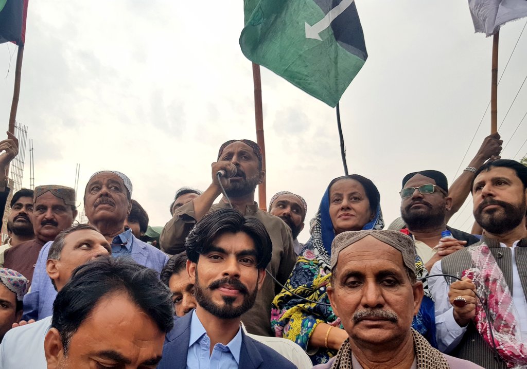 Majid_PSF's tweet photo. Celebrated release of our brave leader Mard-e-hur #AsifAliZardari from illegal detention along with Information Secretary PPP Sindh @AajizDhamrah &amp; hundreds of jiyalas and Jiyalis of Shaheed Benazirabad at Nawabshah Press club.
#HaqSachZardari ✌️ 💪 
#JeayBhutto #JeayZardari https://t.co/jkFIuctSNC