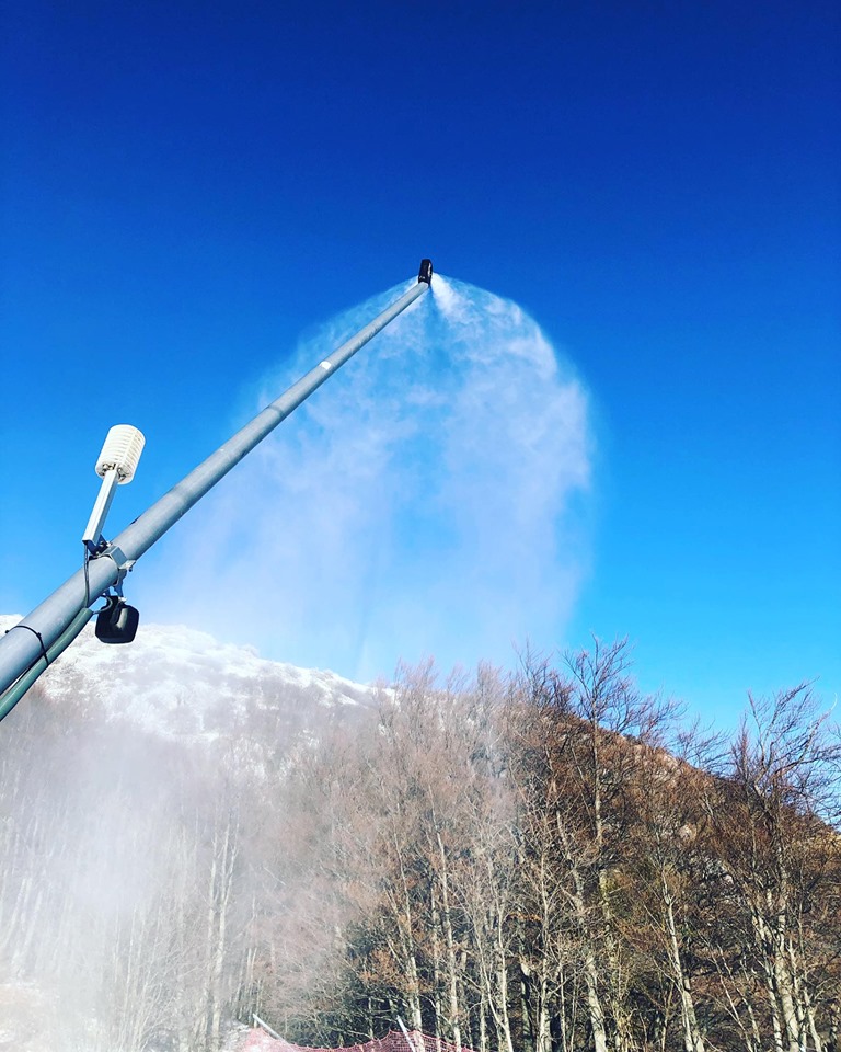 scimarche's tweet photo. #Bolognola #Ski, cannoni in funzione per preparare le piste da #Sci
#BolognolaSki #Bolognolaski #MontiSibillini #Neve #PinturaDiBolognola #Pinturadibolognola #SciMarche #Snow #Snowpark #SnowparkBolognola
https://t.co/gb7hO5dIr1 https://t.co/9T6mYFmAk0