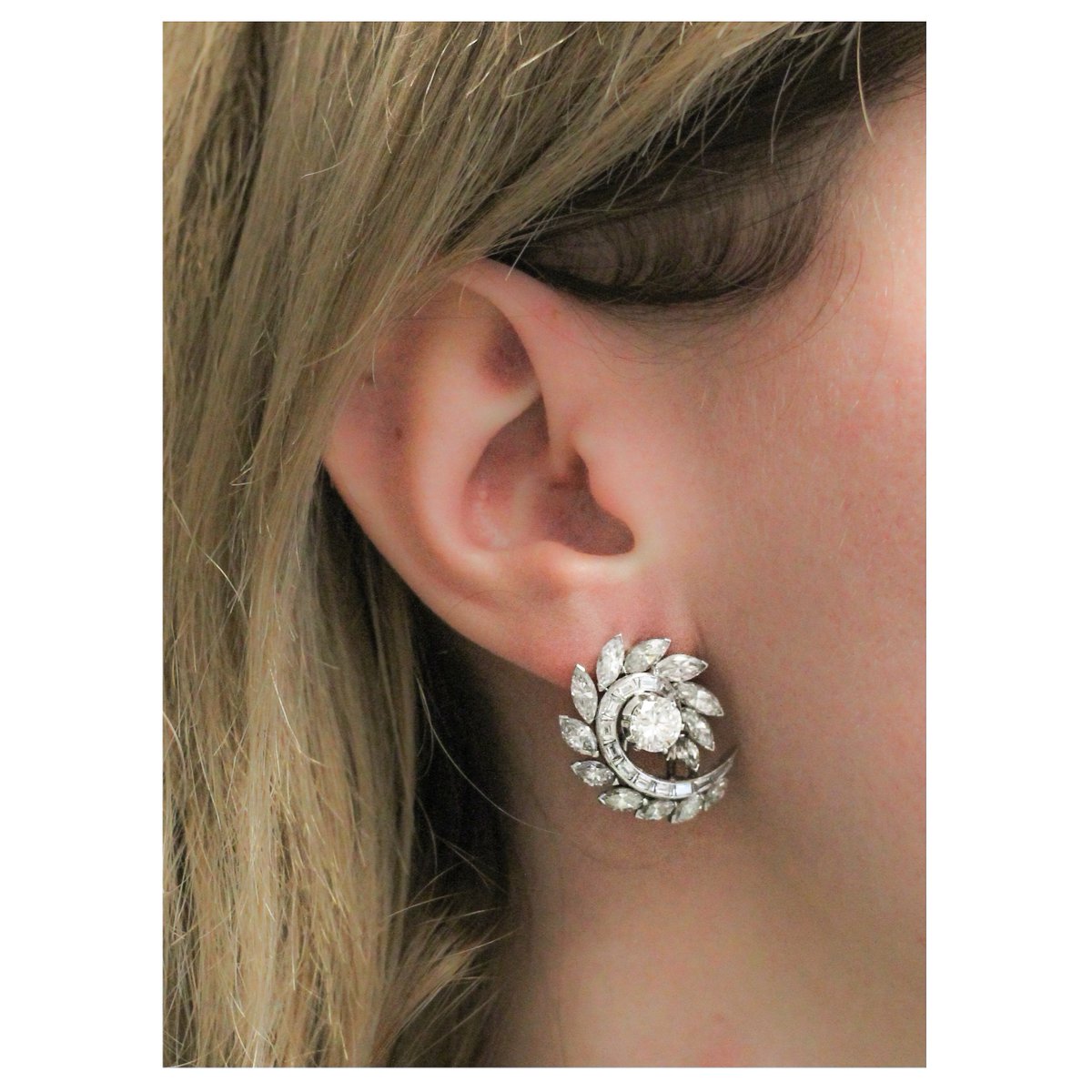 MorelleDavidson's tweet photo. Diamonds are forever, not just for Christmas. 😍💎 🎁
A pair of platinum and diamond pinwheel design earclips with 4.8cts of diamonds in total. Circa 1950s. Swipe along to see them on.
#diamondearrings #earrings #diamondjewelry #christmasgiftideas #giftsforher #finejewelry https://t.co/J9WjtbKfTY