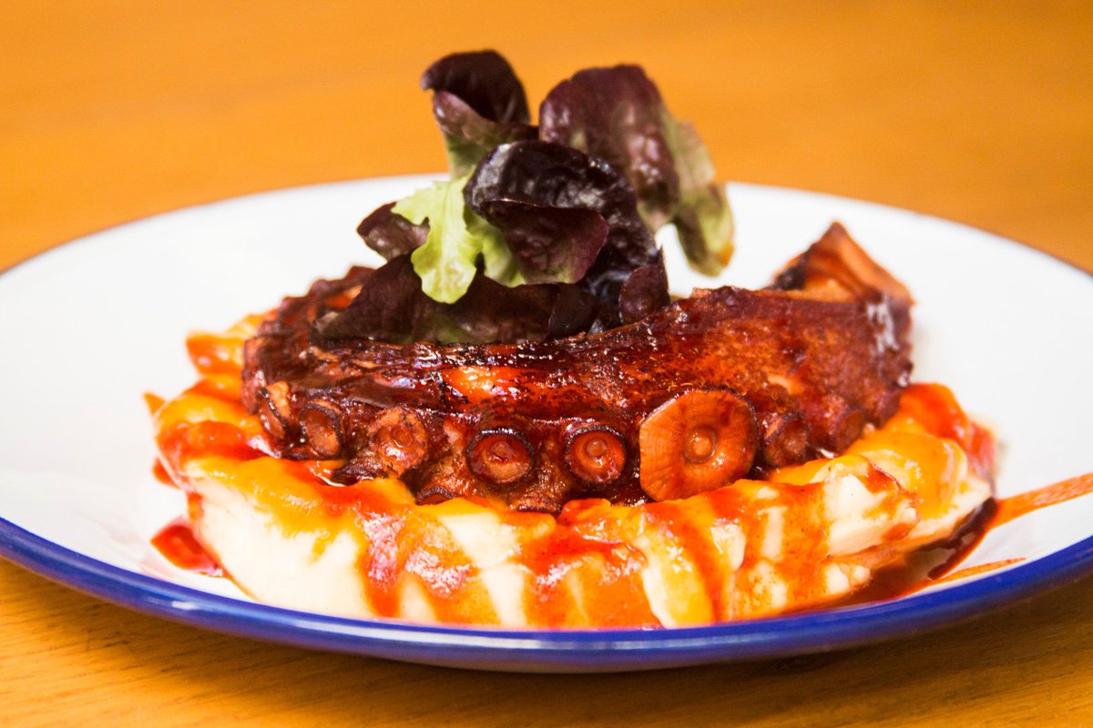 No esperes a que te lo cuenten, nuestro pulpo a la brasa 🐙🔥sobre cremoso de patatas y pimentón pinta bien, pero sabe aún mejor 😋

Aprovecha que estamos a mitad de semana 🙌 para darte un capricho y disfrutar de tu #momentotribeca 😍 

#LeónEsp #comida #restaurante #pulpo