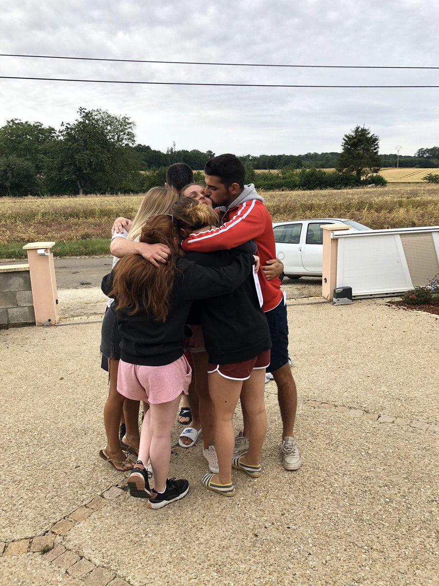 Andreaagrn's tweet photo. #postyourbestfriends bientôt réunis ❤️ https://t.co/mktLVHyvLW