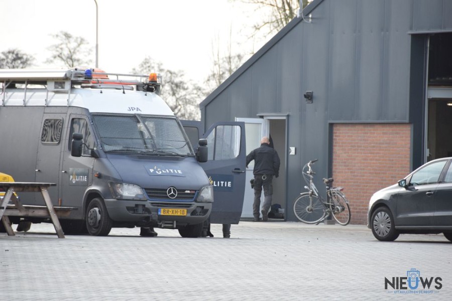Politie doorzoekt loods in De Triemen -..