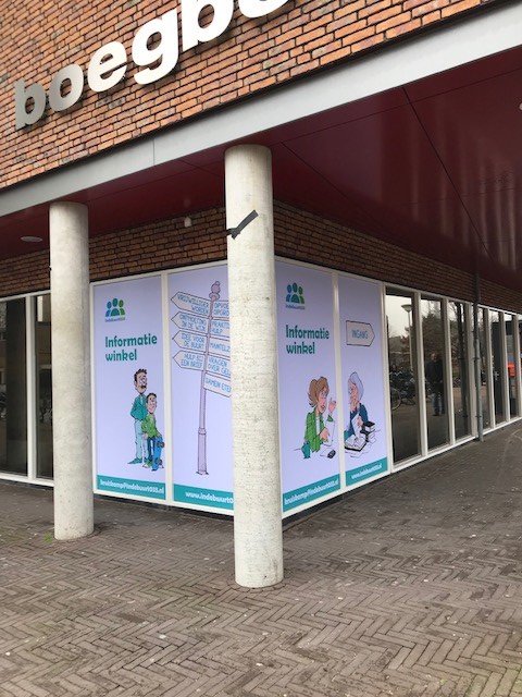 indebuurt033's tweet photo. Zichtbaarheid en laagdrempeligheid is voor Indebuurt033 heel belangrijk. Daarom hebben wij de #Informatiewinkel in Kruiskamp een nieuw 'jasje' gegeven. Onze medewerkers en vrijwilligers staan voor je klaar!
Voor locaties en openingstijden ga naar https://t.co/RUtLRmjxM3 https://t.co/Re1dNMtxtC