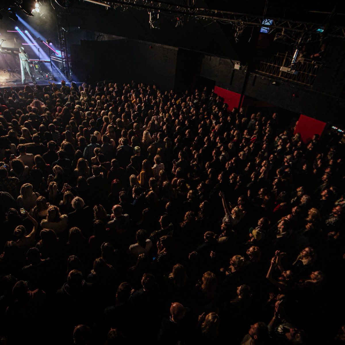 ninanesbitt's tweet image. THE FLOWERS HAVE FALLEN 🍃

thank u so much for last night london, one of my favourite gigs I’ve ever played!!! see u in 2020 💕
