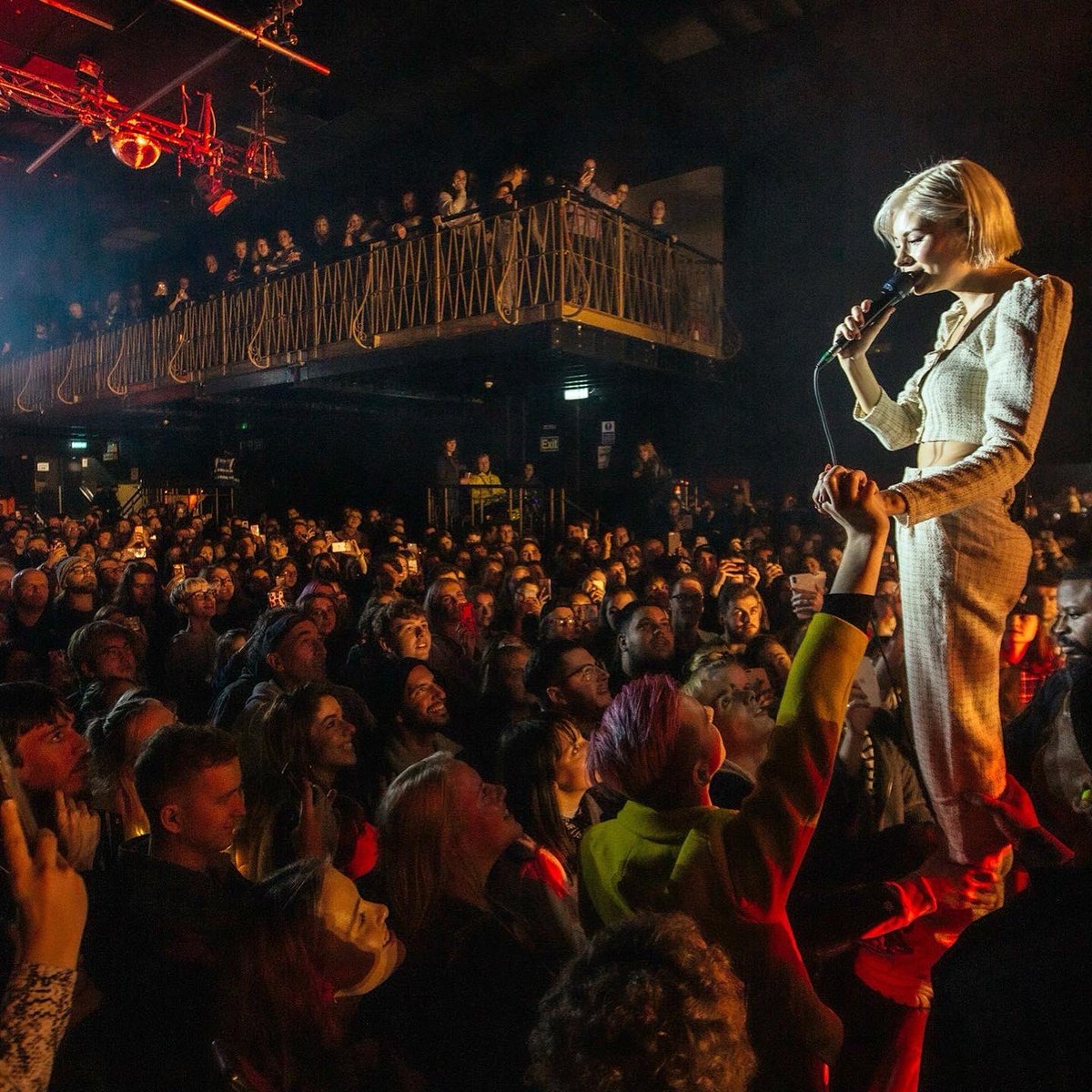 ninanesbitt's tweet image. THE FLOWERS HAVE FALLEN 🍃

thank u so much for last night london, one of my favourite gigs I’ve ever played!!! see u in 2020 💕