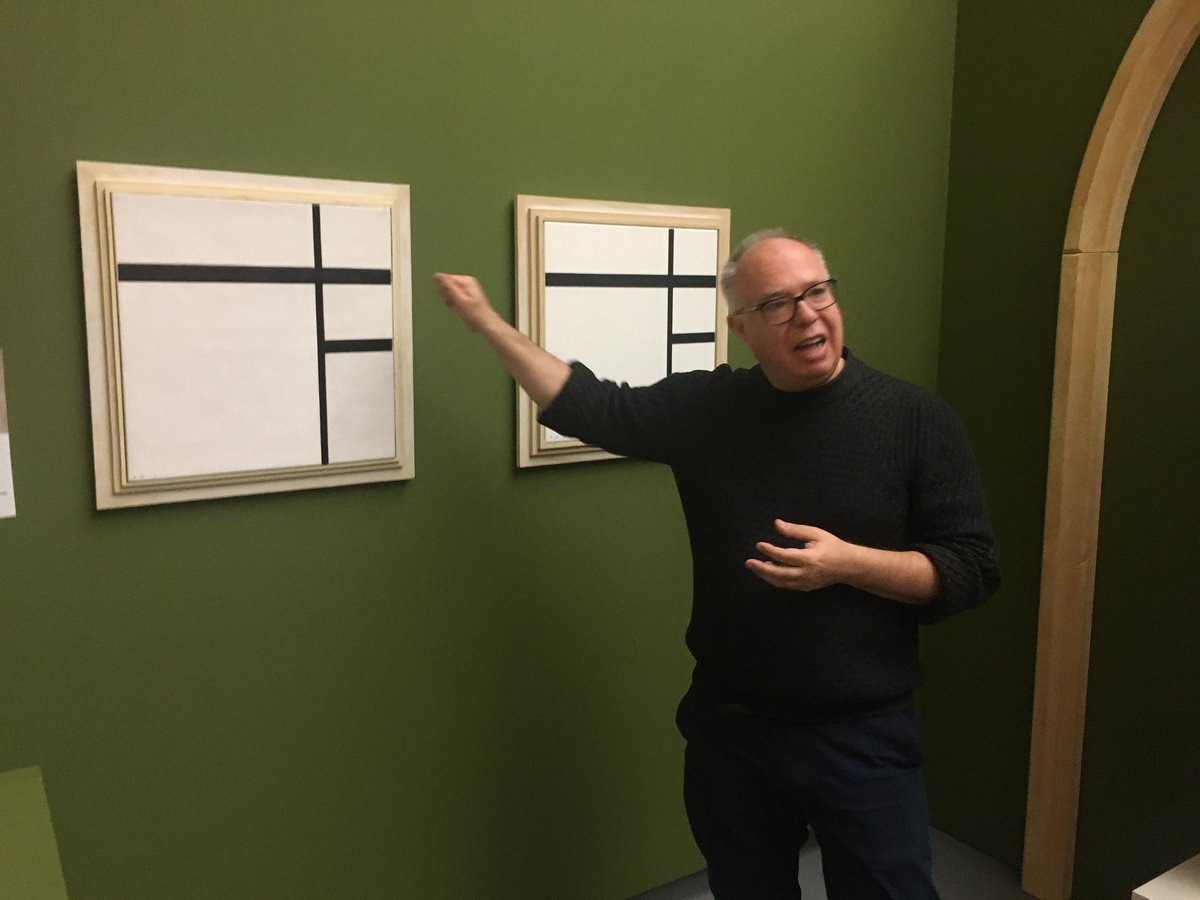 Charles Esche, directeur du Musée VanAbbe, commente un  Mondrian de 1934 et un autre de 2013, lors d’une visite vertigineuse du nouvel accrochage de la collection qu’il propose au groupe du DSRA.