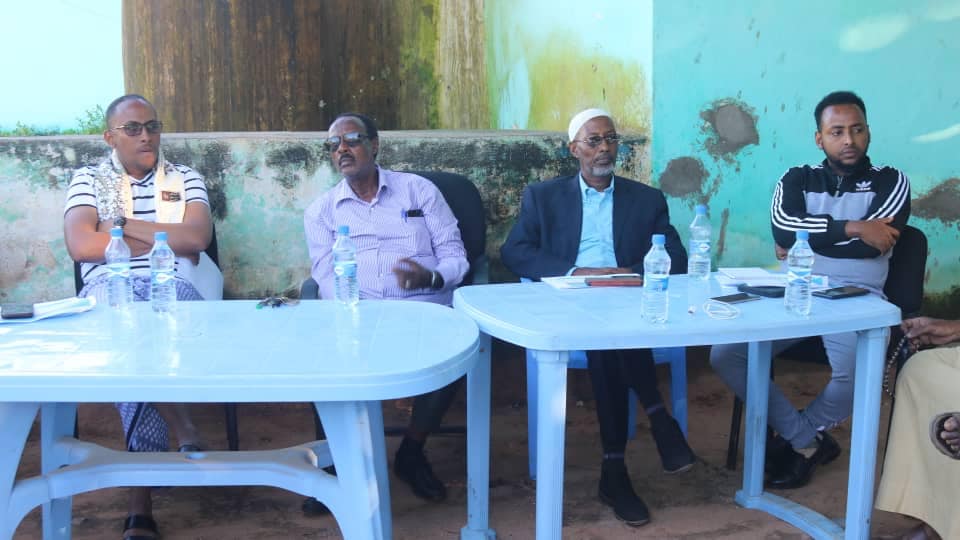 MinistryofPubl2's tweet photo. The Director General of the Ministry of Public Works presented progress update about Baidoa central road during meeting attended by the Bay Regional Governor, Business community, Baidoa administration and members of the cabinet. https://t.co/OupLfJv2Lr https://t.co/NVWA2i8Lg2