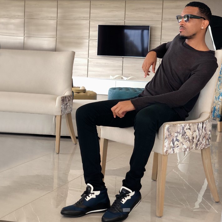 SPITZ_OFFICIAL's tweet photo. Stand out from the crowd with fine Italian craftsmanship at your feet! @Dopezuluboi demonstrates the power of the collision of fashion and function that comes with this pair of #CarvelaWeekend Low Profile Sneakers. #LoveMyCarvelas https://t.co/4vTGO5Wvsj