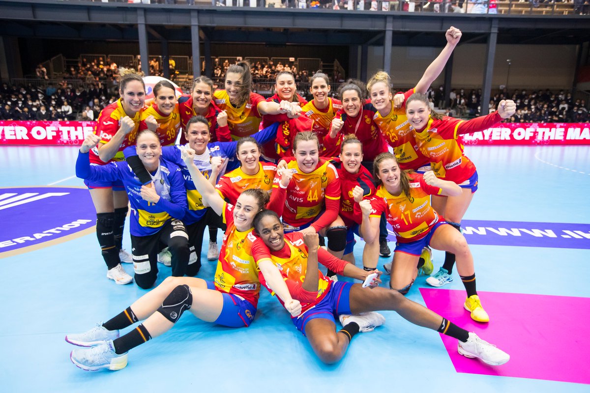 RFEBalonmano's tweet photo. 🌍 @japanhand2019 | Montenegro🇲🇪 gana a Suecia🇸🇪(26:23) y eso significa que...

🇪🇸 ¡¡LAS #Guerreras JUGARÁN LAS SEMIFINALES DEL MUNDIAL!! 🇪🇸

#️⃣ #Japan2019 #HandInHand https://t.co/LwKk0neu0r