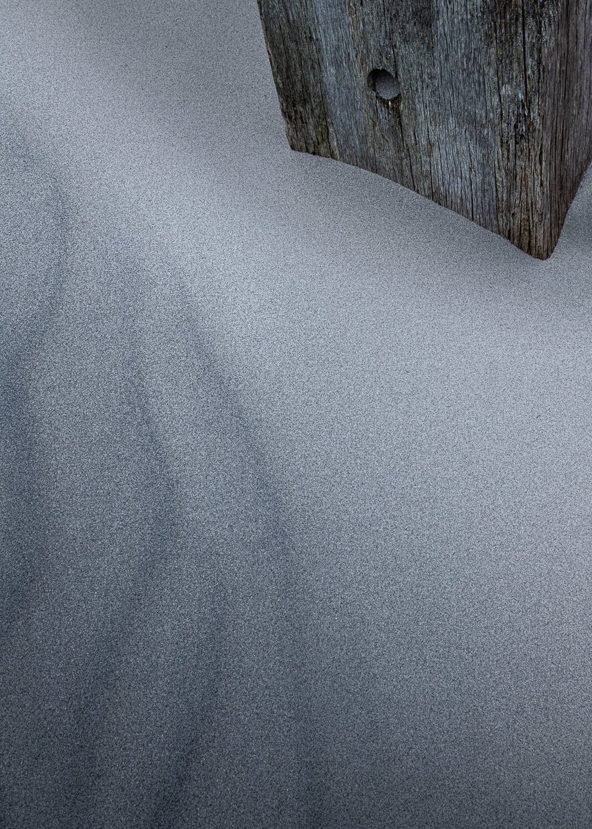 CattellMT's tweet image. WOOD AND SAND
A bit of a textural study from a breezy day on the south coast. 
@UKNikon @NikonProEurope @LEEFilters #seascape #detail #sandpatterns #intimatelandscape #shadesofblue #detail