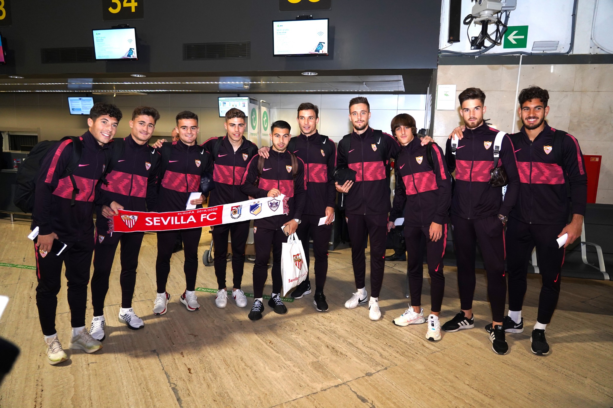 تويتر \ Sevilla Fútbol Club على تويتر: "Expedición repleta de @CanteraSFC parte hacia estrenando chándal. 🔝👌😍 ¡Buen viaje, equipo! ✈✈ #WeareSevilla #VamosmiSevilla #UEL https://t.co/maNBNRuYDo"