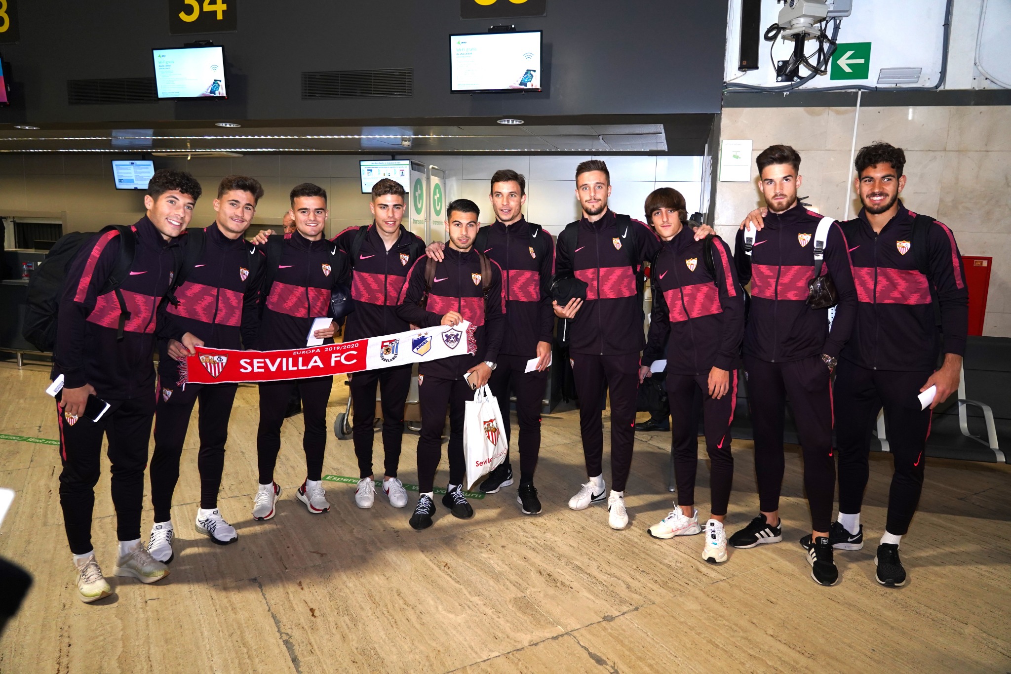 Modales llorar curso Sevilla Fútbol Club en Twitter: "Expedición repleta de @CanteraSFC parte  hacia Chipre estrenando chándal. 🔝👌😍 ¡Buen viaje, equipo! ✈✈  #WeareSevilla #VamosmiSevilla #UEL https://t.co/maNBNRuYDo" / Twitter