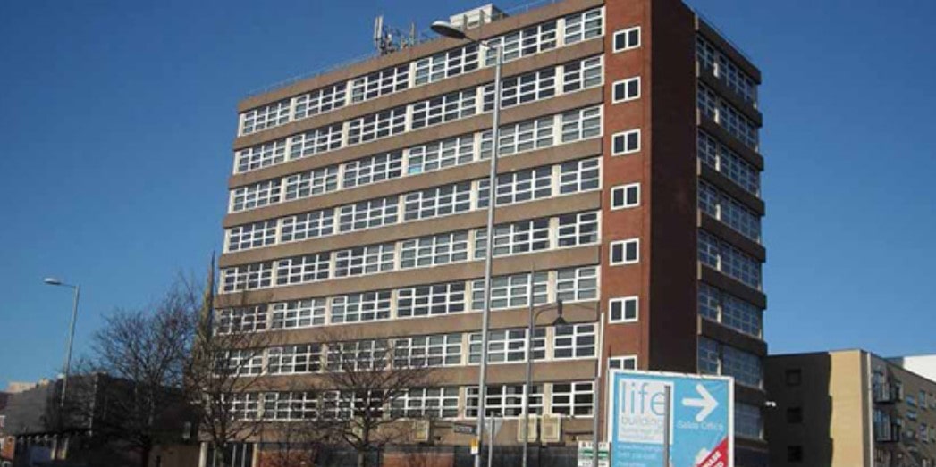 UKConstructionm's tweet image. .@ISGplc  have begun the #redevelopment of an #officeblock named #AlexandraHouse on #SouthcombeWalk in #Hulme, #SouthManchester. #procurement #framework #sustainability #energyefficiency #offices #windows #carbonfootprint #carbonemissions ow.ly/8m9F30pXl1H