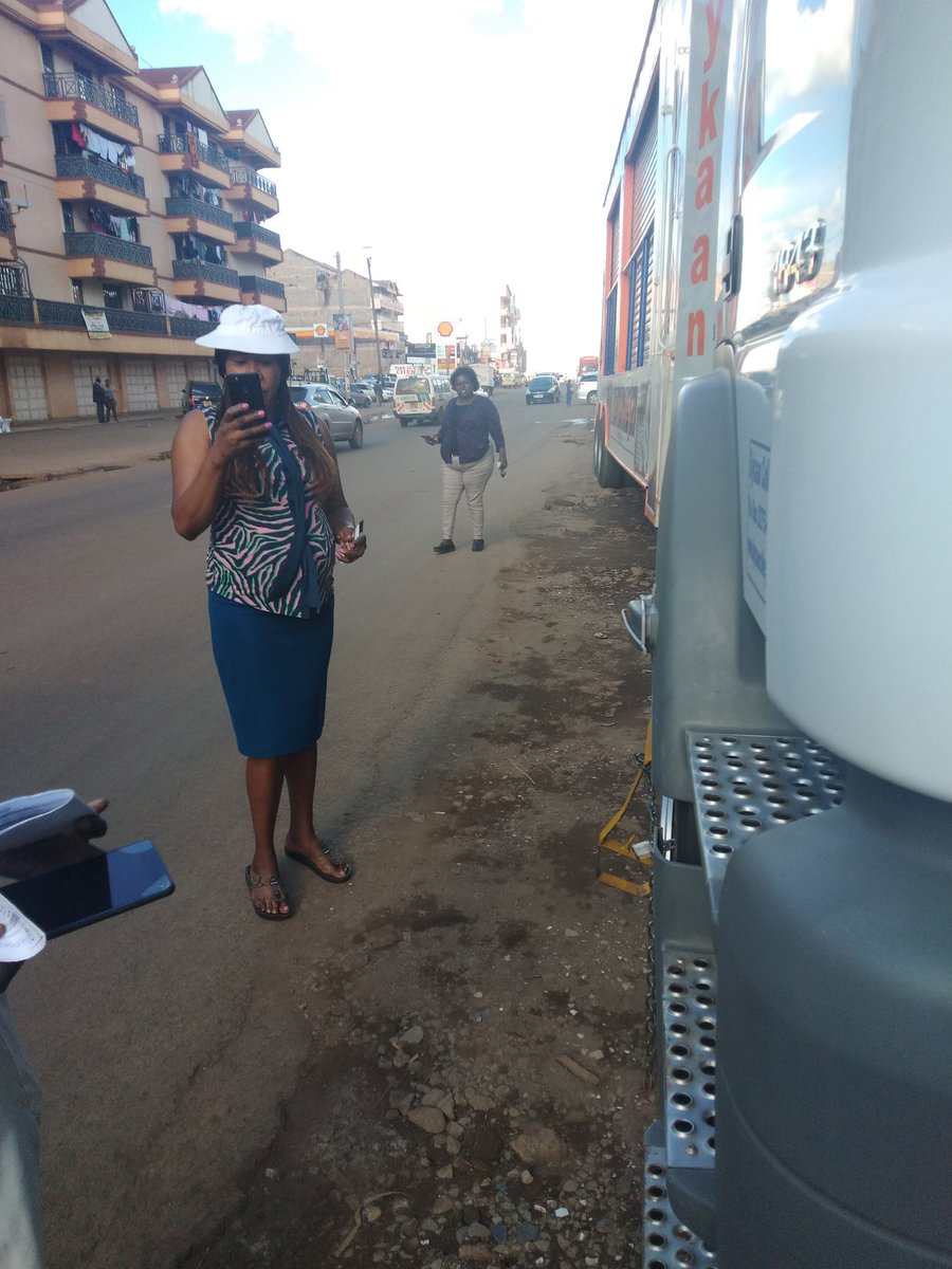 AlexLela_'s tweet photo. @Ma3Route, someone ask for me if these are county of Nairobi workers or goons,at 4.06,kasarani na sjasimama ata two minute's https://t.co/JpURMQhqu1