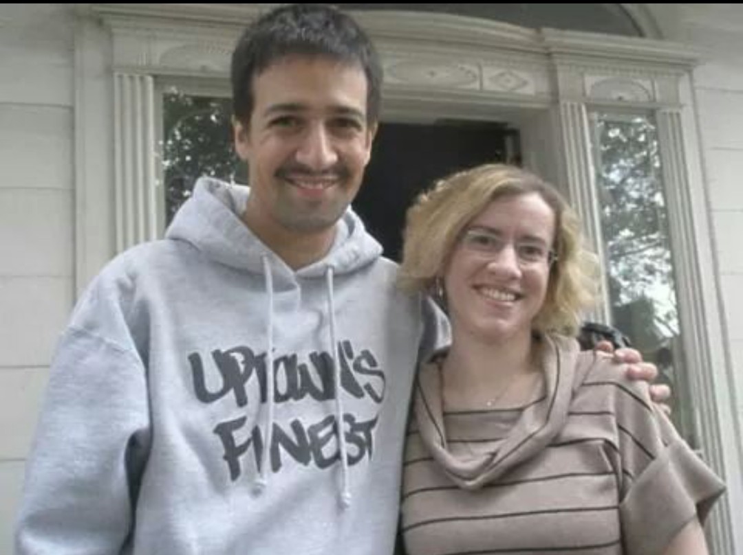 carolsward_prb's tweet photo. For a slightly late #3MilLin post, the first time @Lin_Manuel and I met, at the first #MJMCafe in 2011. We stopped to chat in front of Aaron Burr's bedroom, I still think it was partly the ghost of Eliza Jumel who helped me be brave enough to offer you to come write in the room. https://t.co/kp2DZFLW6s