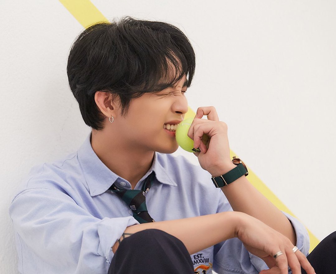 레몬 깨무는거 같아 비타민 🍋