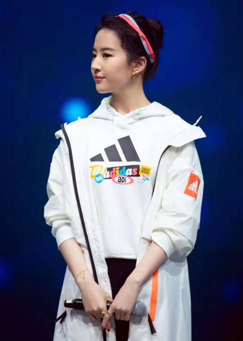 Adidas ที่เฉิงตู ELgiLVNU4AEdHh1?format=jpg&name=small