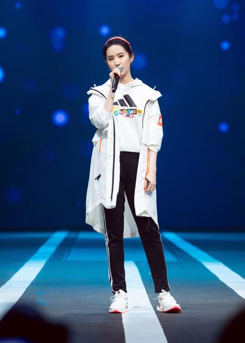 Adidas ที่เฉิงตู ELgiLVNUYAMMvEa?format=jpg&name=small