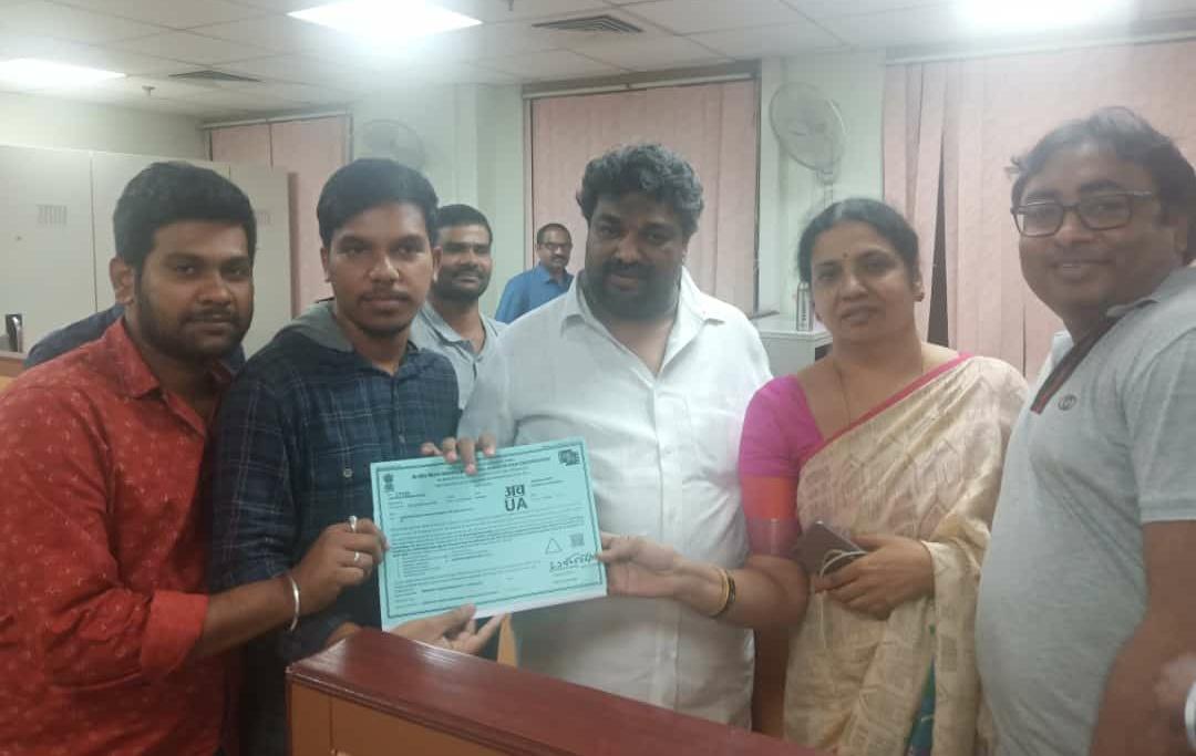 ThathSidd's tweet photo. అమ్మ రాజ్యంలో లో కడప బిడ్డలు 100 కి 1000000 శాతం రేపు మీ అభిమాన థియేటర్ల లో @RGVzoomin https://t.co/sIEbzEbQ8M