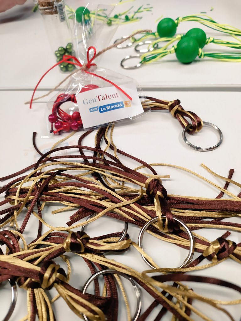 Gen_Talent's tweet photo. Sembla que el col·lectiu #GenTalent de la #gencatGirona està ben enfeinat... En prepara alguna per aquest divendres 13 de desembre! Acosteu-vos al #ptgeAristidesMaillol i ho descobrireu! Jornada solidària per @la_marato! I encara una altra sorpresa... https://t.co/UtIKY7ph7s https://t.co/L0xuA5m5fH