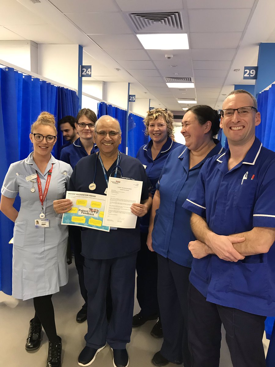 Delighted to award a Patient Recognition Award to Mr Shahid in ED. Many patients wanted to thank Mr Shahid for the excellent treatment he provides with kindness and a perfect bedside manner!👍👏 @Leic_hospital @VivekPillai4 @AndrewFurlong42 @UHLfox @KerryJo42273478 @uhl_DOE