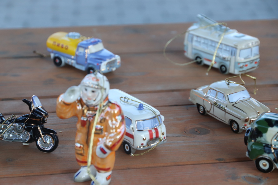 #Иваново На площади Пушкина завершается монтаж торговых рядов. Уже установлено более 30 торговых домиков и началась сборка деревянных каркасов для ледяных горок. Сегодня представители мэрии и предприниматели на месте обсудили организационные вопросы участия в фестивале.