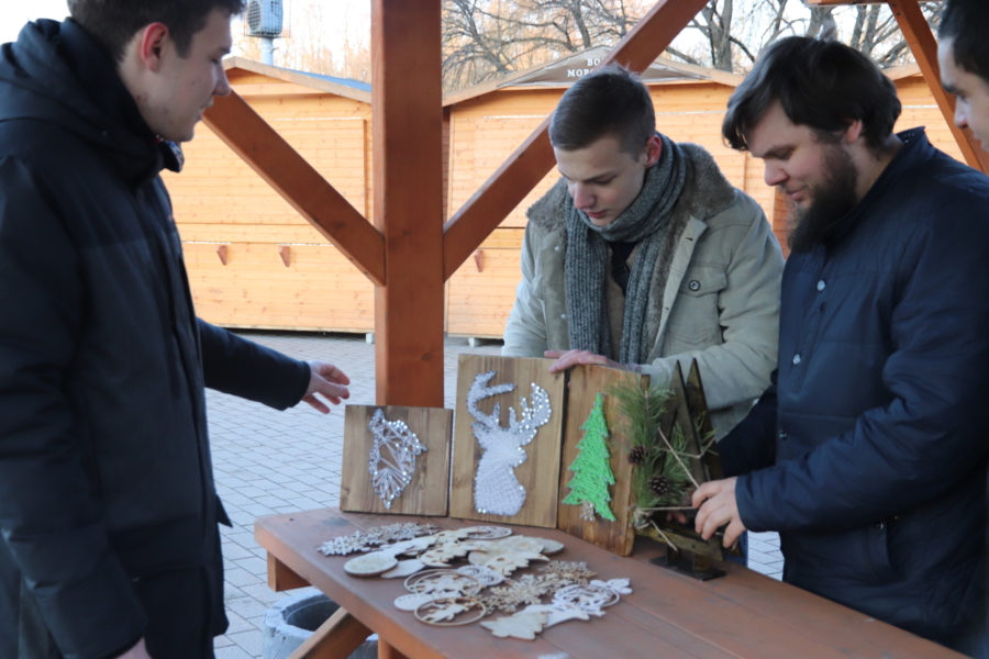 Platonov_Dmitry's tweet photo. #Иваново На площади Пушкина завершается монтаж торговых рядов. Уже установлено более 30 торговых домиков и началась сборка деревянных каркасов для ледяных горок. Сегодня представители мэрии и предприниматели на месте обсудили организационные вопросы участия в фестивале. https://t.co/OAaYOdqVQp