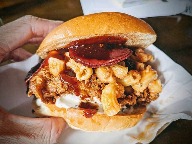 hendyo's tweet image. Happy Hump Day! This is this week's Special at @downnout_ . It's so sinful but it was so good. 
They named it the Ultimate Meatlovers Burger. It's got some pizza mac 'N' cheese with ground Wagyu beef, bacon bits, hot pepperoni, southern fried chicken, ga… ift.tt/36qCsLs