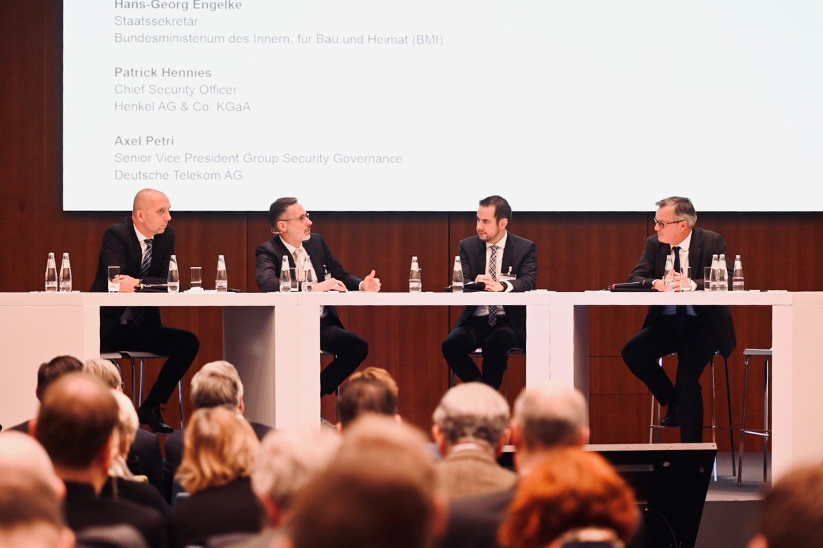 Der_BDI's tweet photo. Im Gespräch mit Hans-Georg Engelke (@BMI_Bund) und Patrick Hennies (@henkel_de ) erklärt Axel Petri (@deutschetelekom) "Wir brauchen internationalen Austausch mit Unternehmen und müssen aber auch Rechtsrahmen vereinheitlichen - Digitale Sicherheitsunion" am #TdS19. https://t.co/wHihBQ4XFl