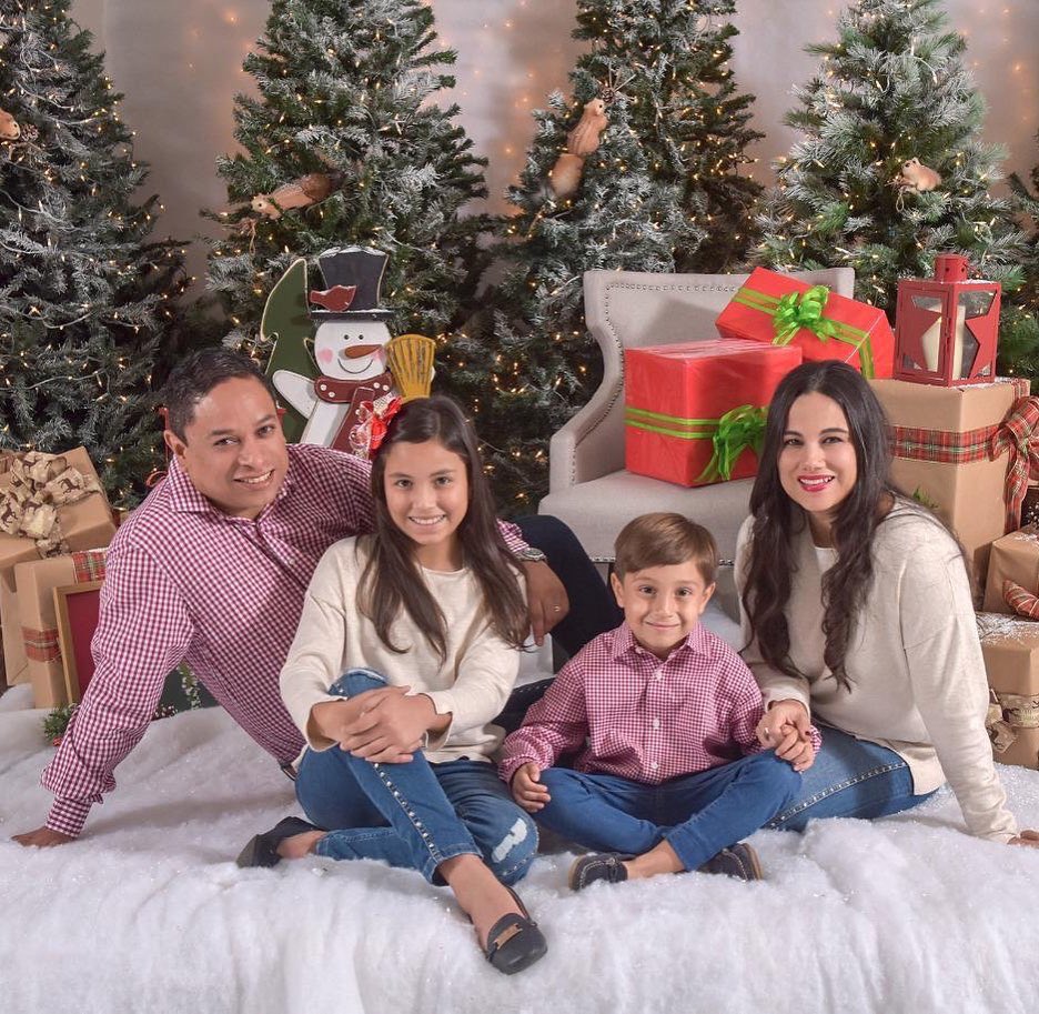 chemadiaz007's tweet photo. Con el frío que está haciendo hoy la Familia Díaz Leary les manda un caluroso abrazo a nuestros familiares, amistades y conocidos y les deseamos a todos una feliz navidad y un exitoso año nuevo! https://t.co/coIrKBQhmz