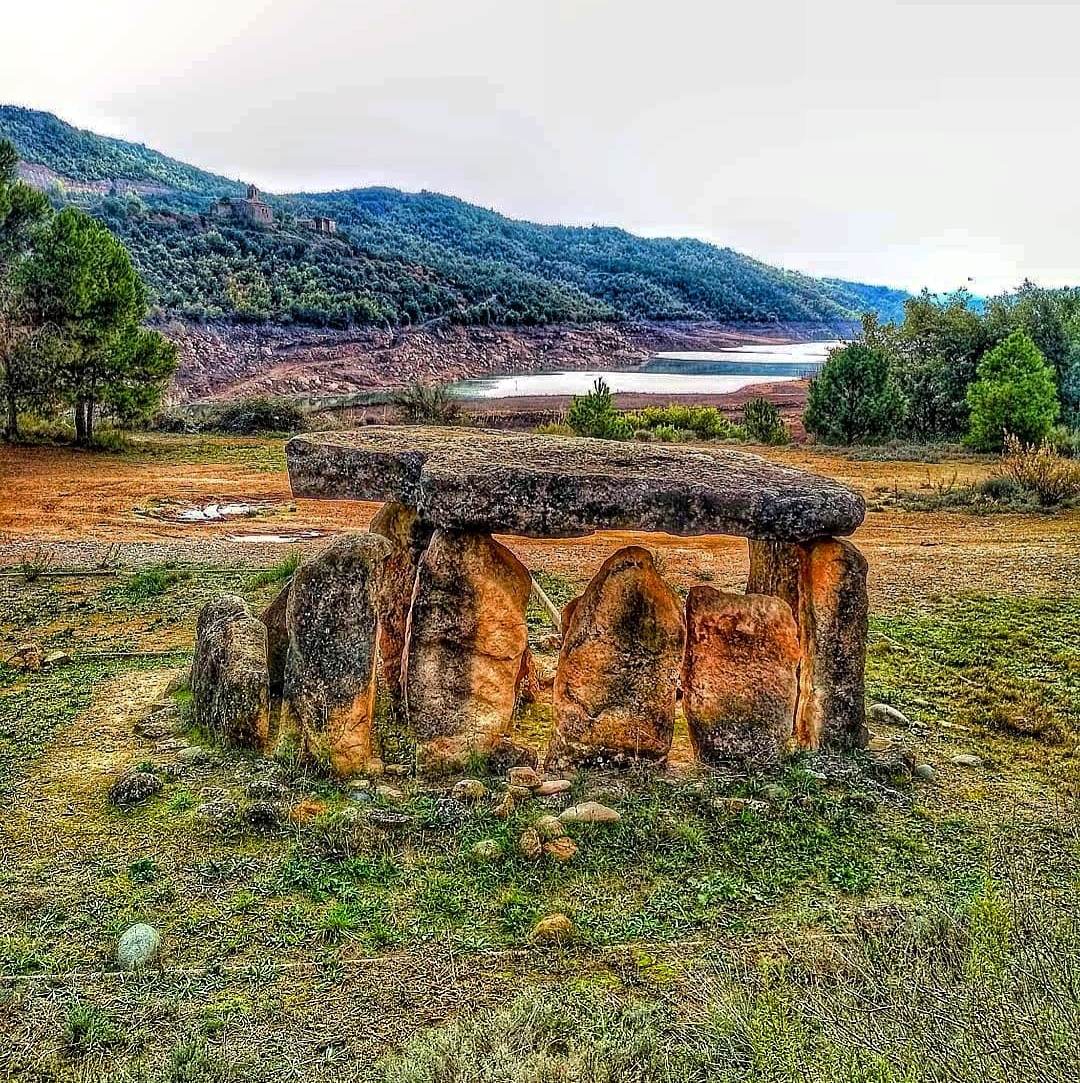 BaroniaRialb's tweet photo. El #dolmen de Sòls de Riu és un dels monuments més singulars de la Baronia de Rialb
🍂💦🚴♀️🐌🌿🍄
Desplaçat durant la construcció de l'embassament del #SegreRialb, el podeu trobar a l'Àrea del Dolmen, a la Torre de Rialb.
https://t.co/JUln56xQGD
📸 Albert Kollst
#refugiformidable https://t.co/MqpJ1QDFBB