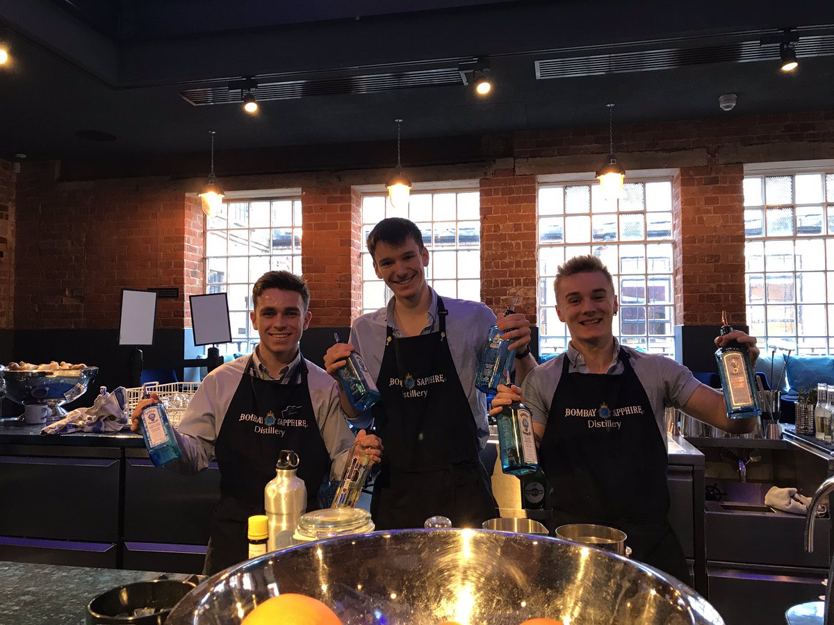 PryceHelen's tweet image. Best cocktail makers #BombayDistillery #bombaysapphire #gin